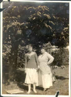 Gertrude Pelletier et sa m&egrave;re Bernadette Roberge Pelletier en 1920